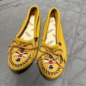 Vintage soft leather Minnetonka Moccasin slippers